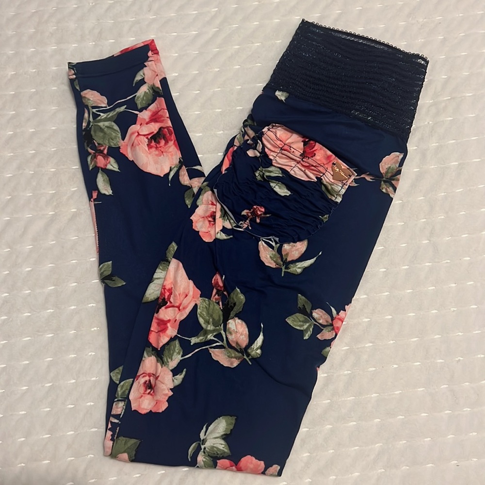 Floral Scrunch Butt Leggings ✨